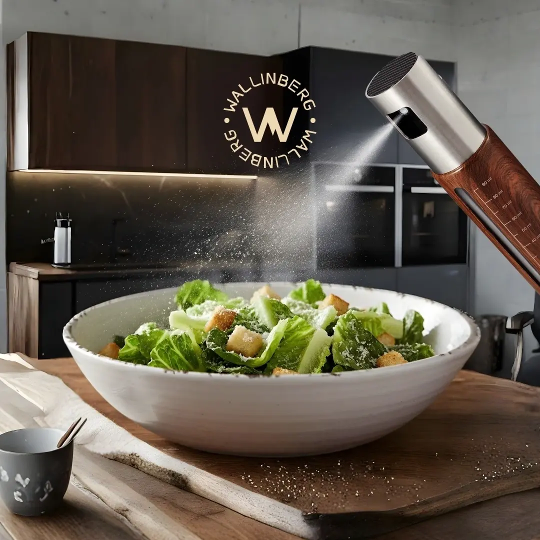 WALLINBERG® Ölsprüher versprüht feinen Ölnebel über eine Schüssel Caesar-Salat auf einem Holzbrett